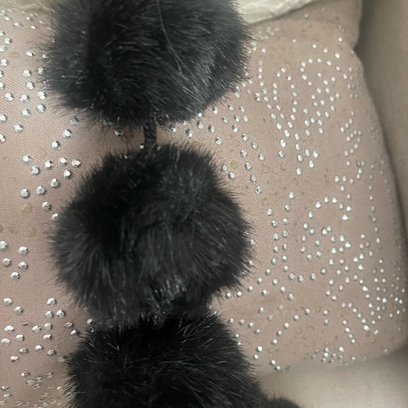 this is a woman’s scarf consisting of 25 fur like pom-poms. It’s 52” long - Picture 6 of 9